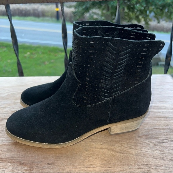 Coldwater Creek Walk With Me Black Suede Perforated Ankle Booties Women’s Sz 8M - Picture 5 of 11